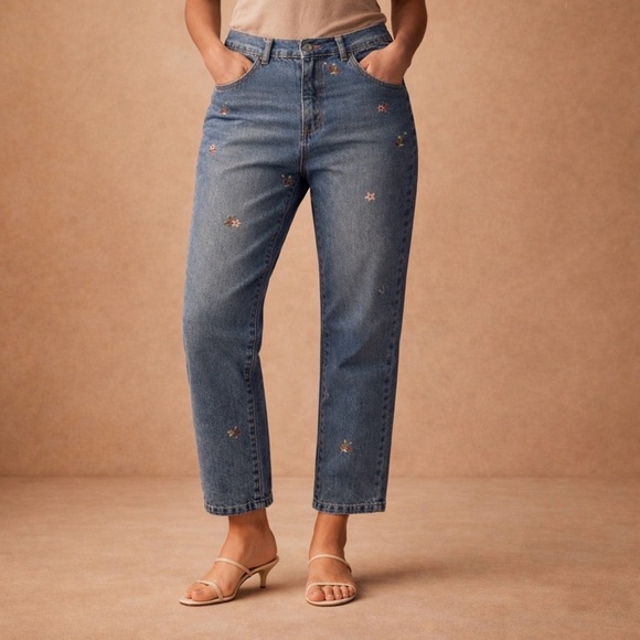 Soho Denim - SOHO Embroidered Cropped Jeans – Size 6 – Floral Detail